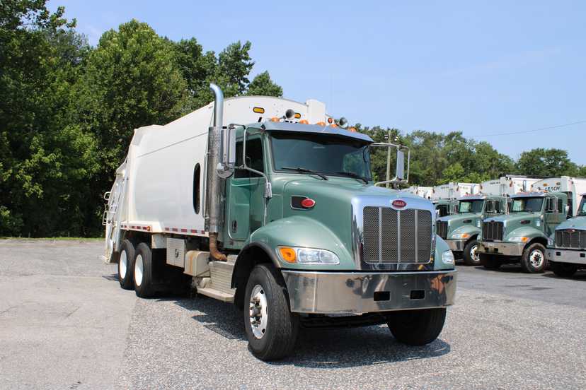 2017 Peterbilt Leach Rear Loader — photo 2