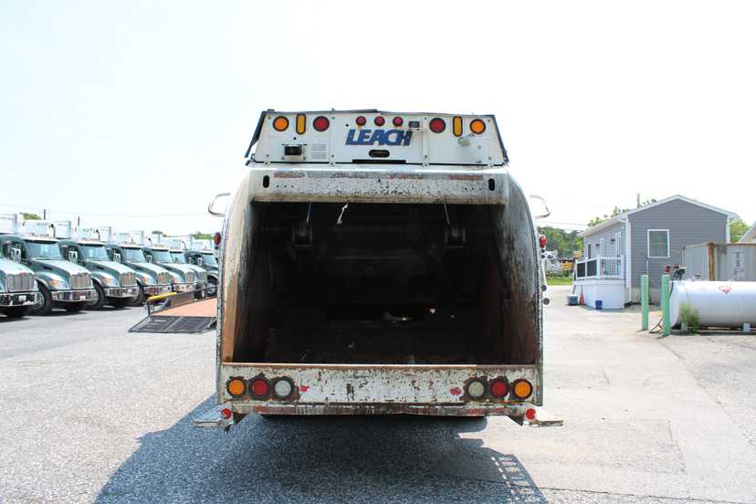 2017 Peterbilt Leach Rear Loader — photo 8