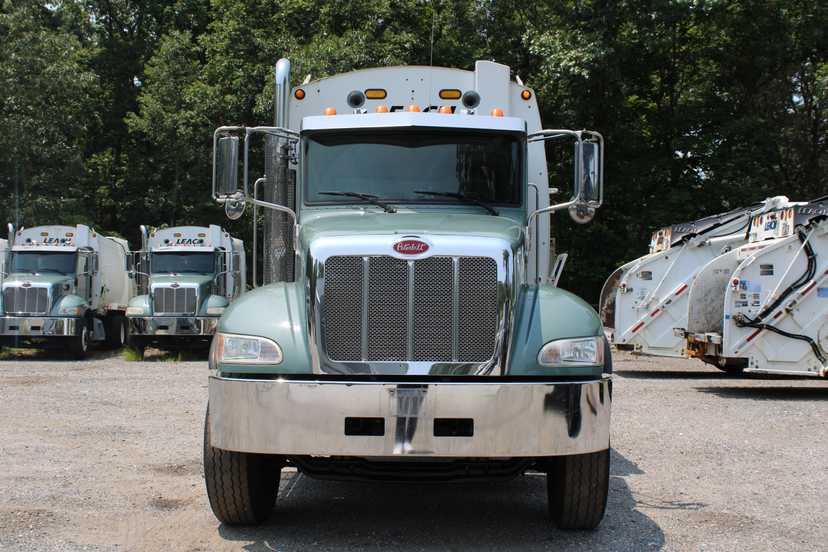 2020 Peterbilt Leach Rear Loader — photo 4