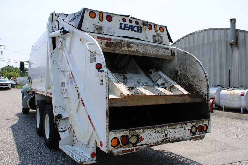 2017 Peterbilt Leach Rear Loader — photo 7