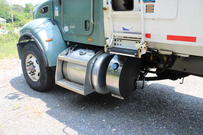 2016 Peterbilt Leach Rear Loader — photo 6