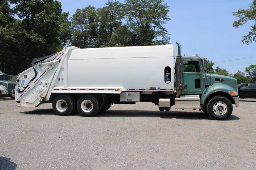 2020 Peterbilt Leach Rear Loader — photo 3
