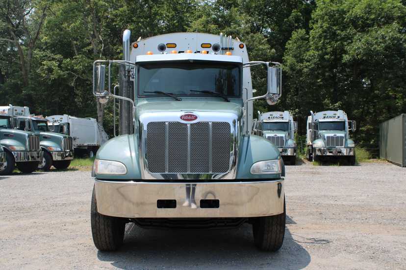 2020 Peterbilt Leach Rear Loader — photo 4