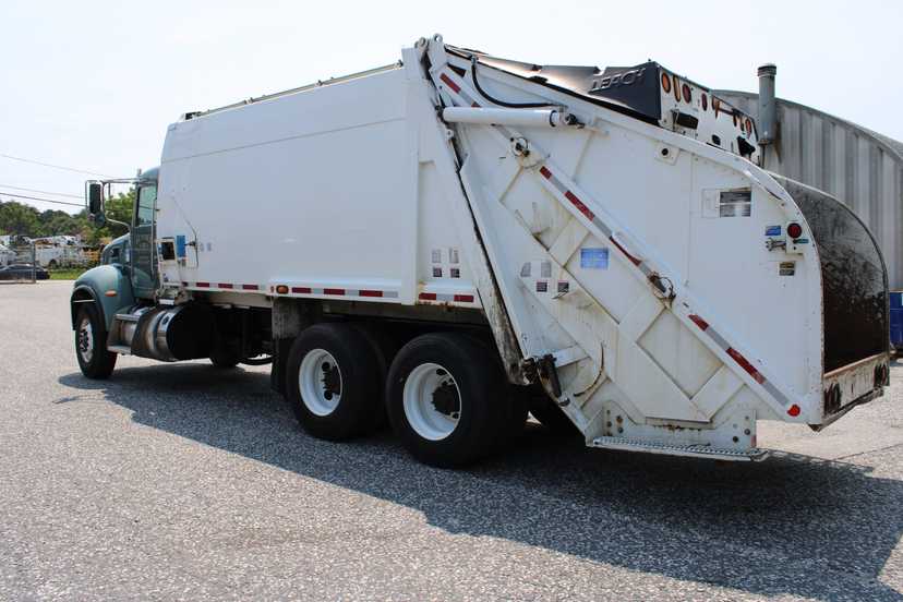 2017 Peterbilt Leach Rear Loader — photo 5