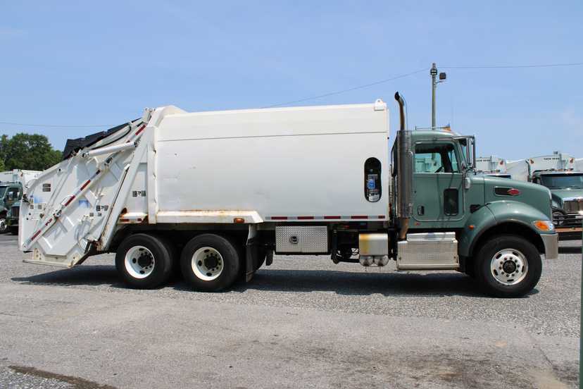 2017 Peterbilt Leach Rear Loader — photo 3