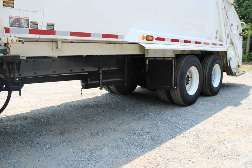 2020 Peterbilt Leach Rear Loader — photo 7