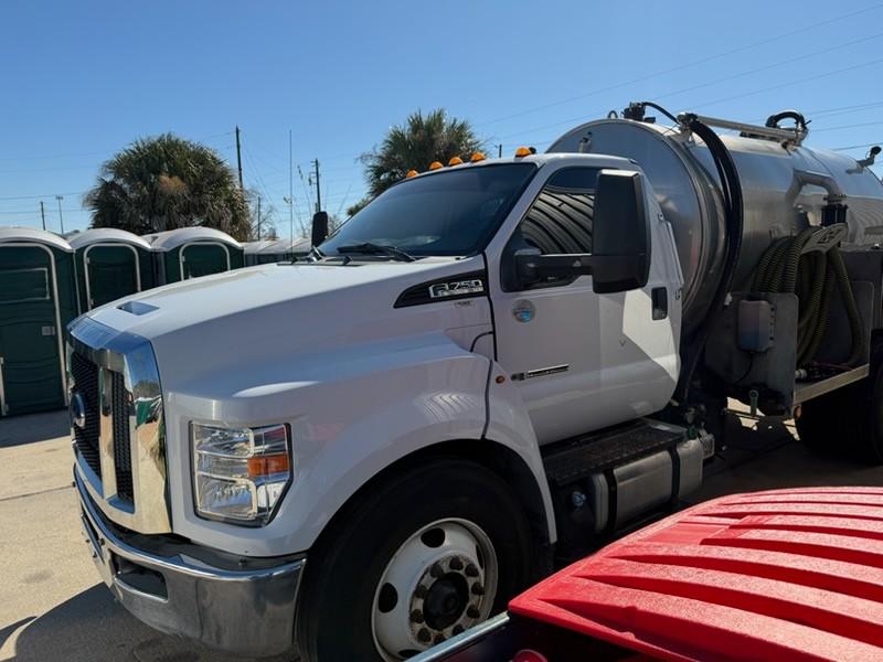 2017 Ford F-750 Septic - image 2