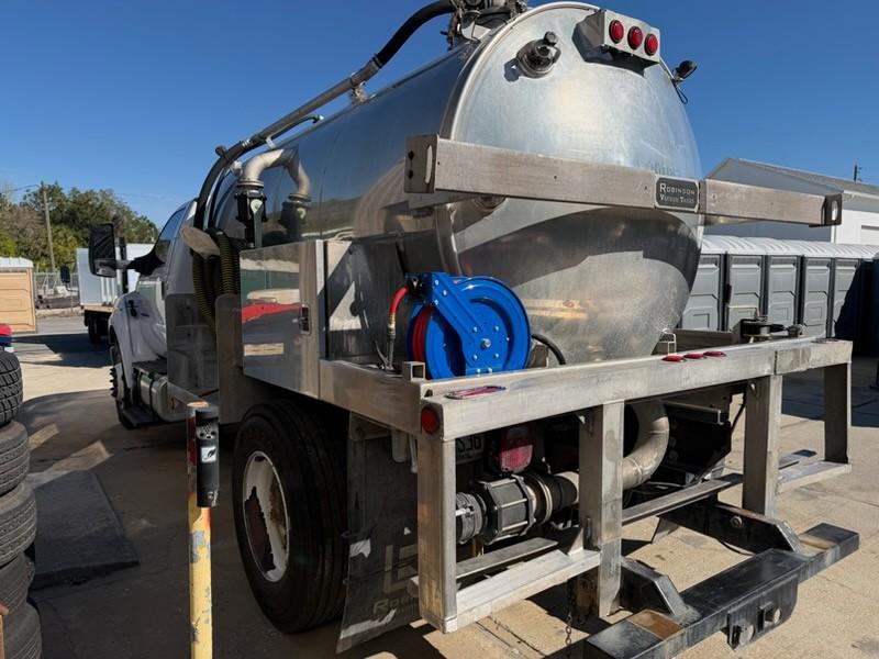 2017 Ford F-750 Septic - image 3