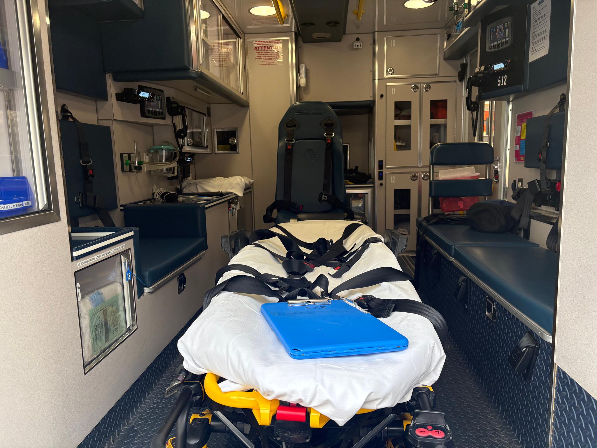2017 4x4 F550 Life Line Superliner Ambulance (Includes Stryker Powerload & Strecher) Type I - image 3