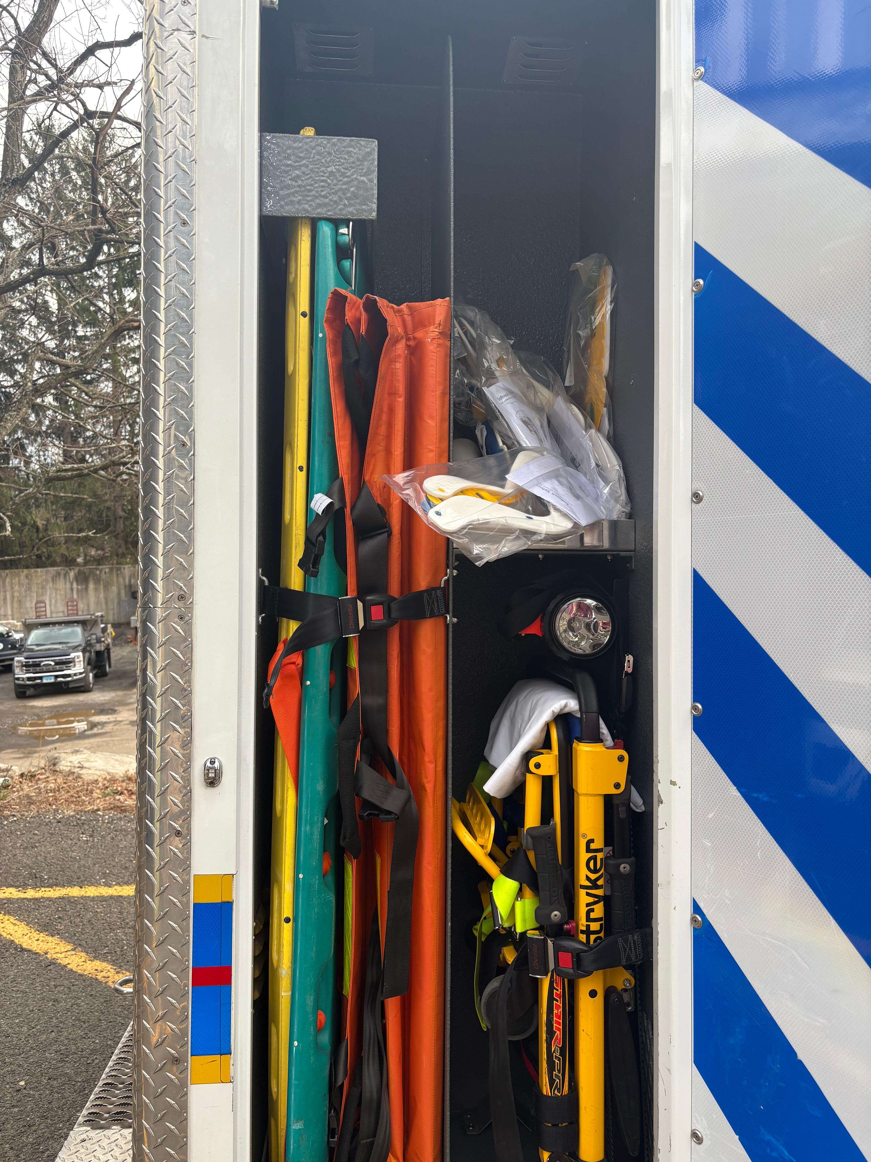 2017 4x4 F550 Life Line Superliner Ambulance (Includes Stryker Powerload & Strecher) Type I - image 7