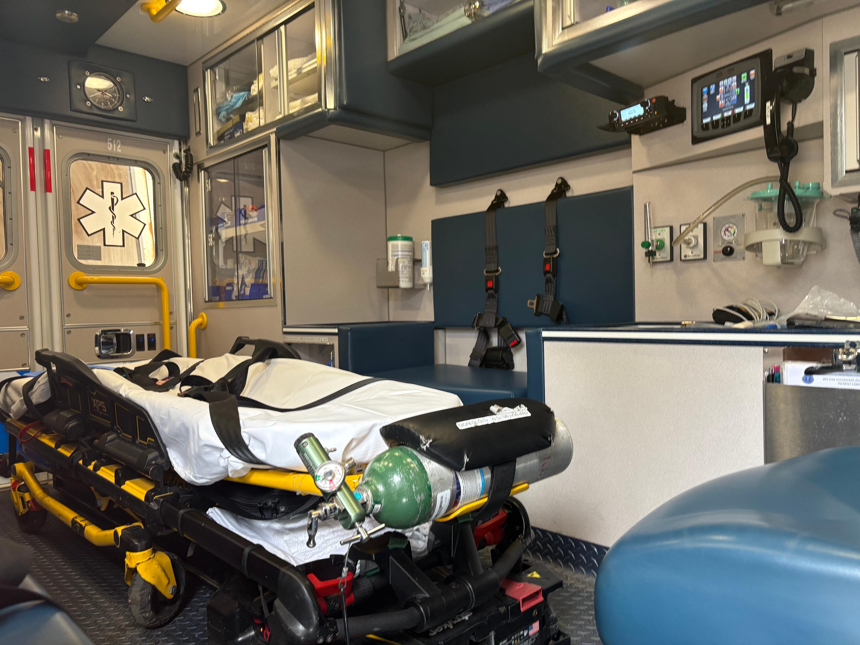 2017 4x4 F550 Life Line Superliner Ambulance (Includes Stryker Powerload & Strecher) Type I - image 8
