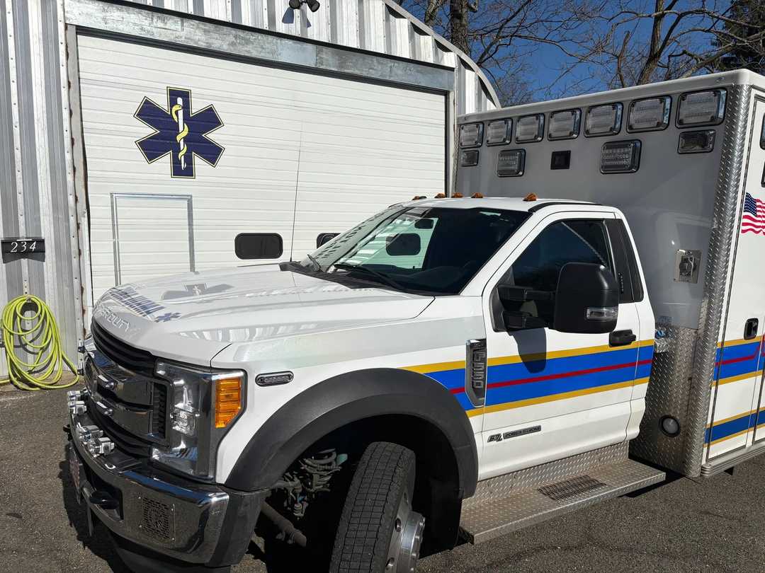 2017 4x4 F550 Life Line Superliner Ambulance (Includes Stryker Powerload & Strecher) Type I