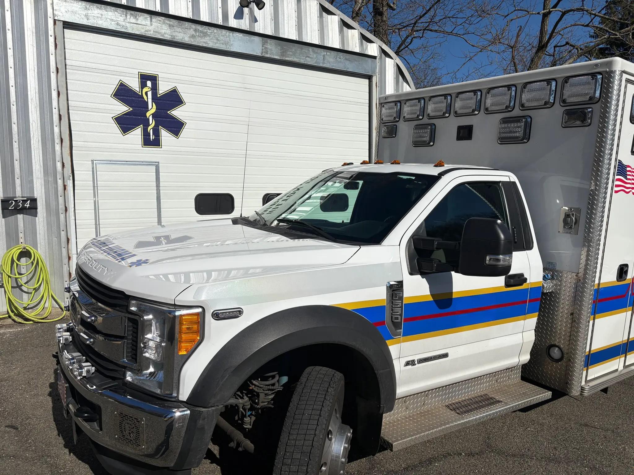 2017 4x4 F550 Life Line Superliner Ambulance (Includes Stryker Powerload & Strecher) Type I - image 1