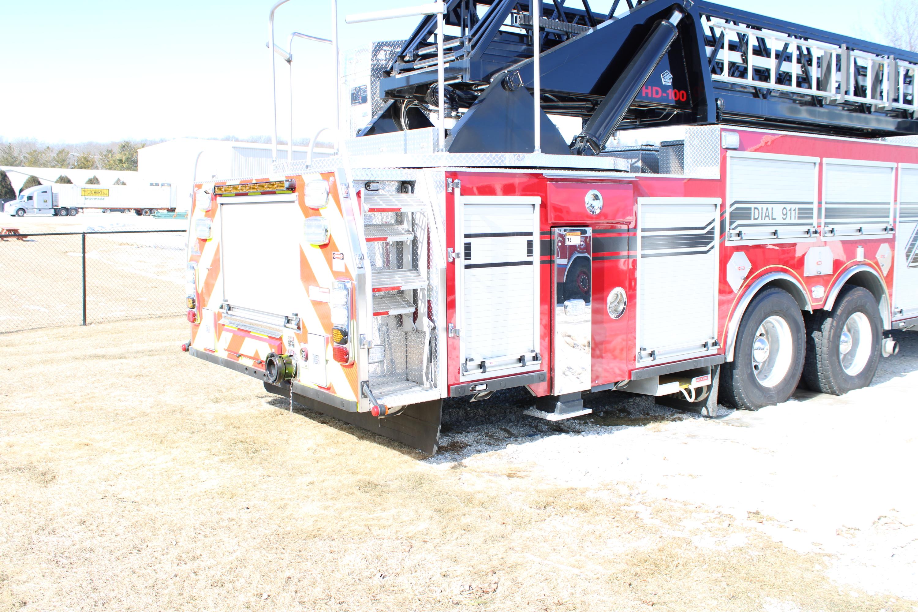 2015 Ferrara Igniter 100' Tower - image 14