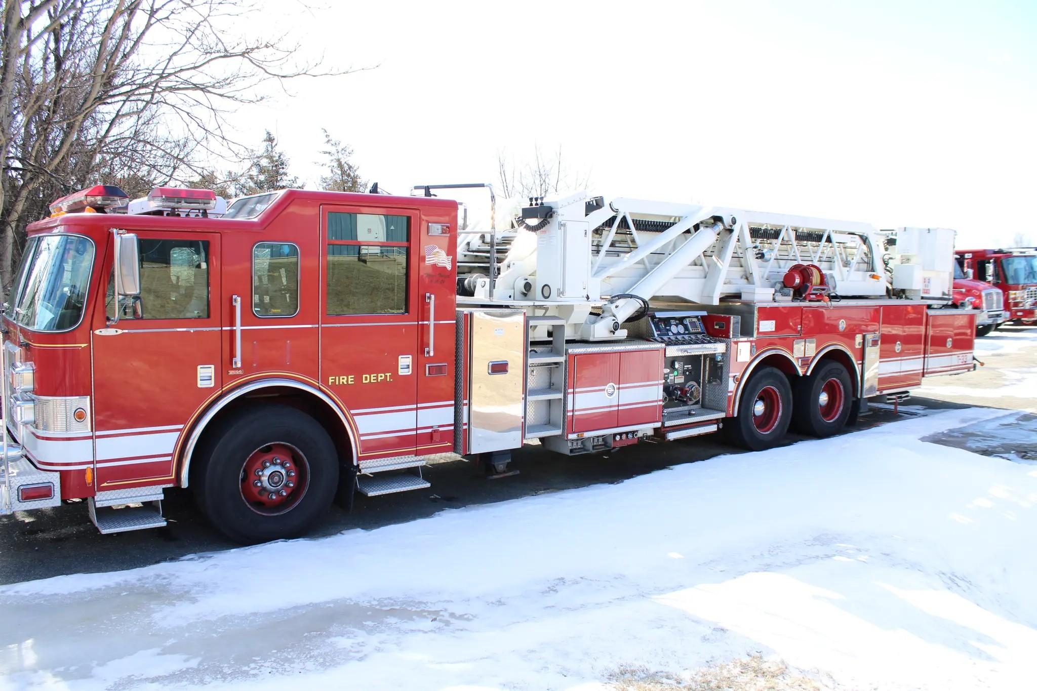 2002 Pierce Dash 95' Mid-Mount Quint - image 1