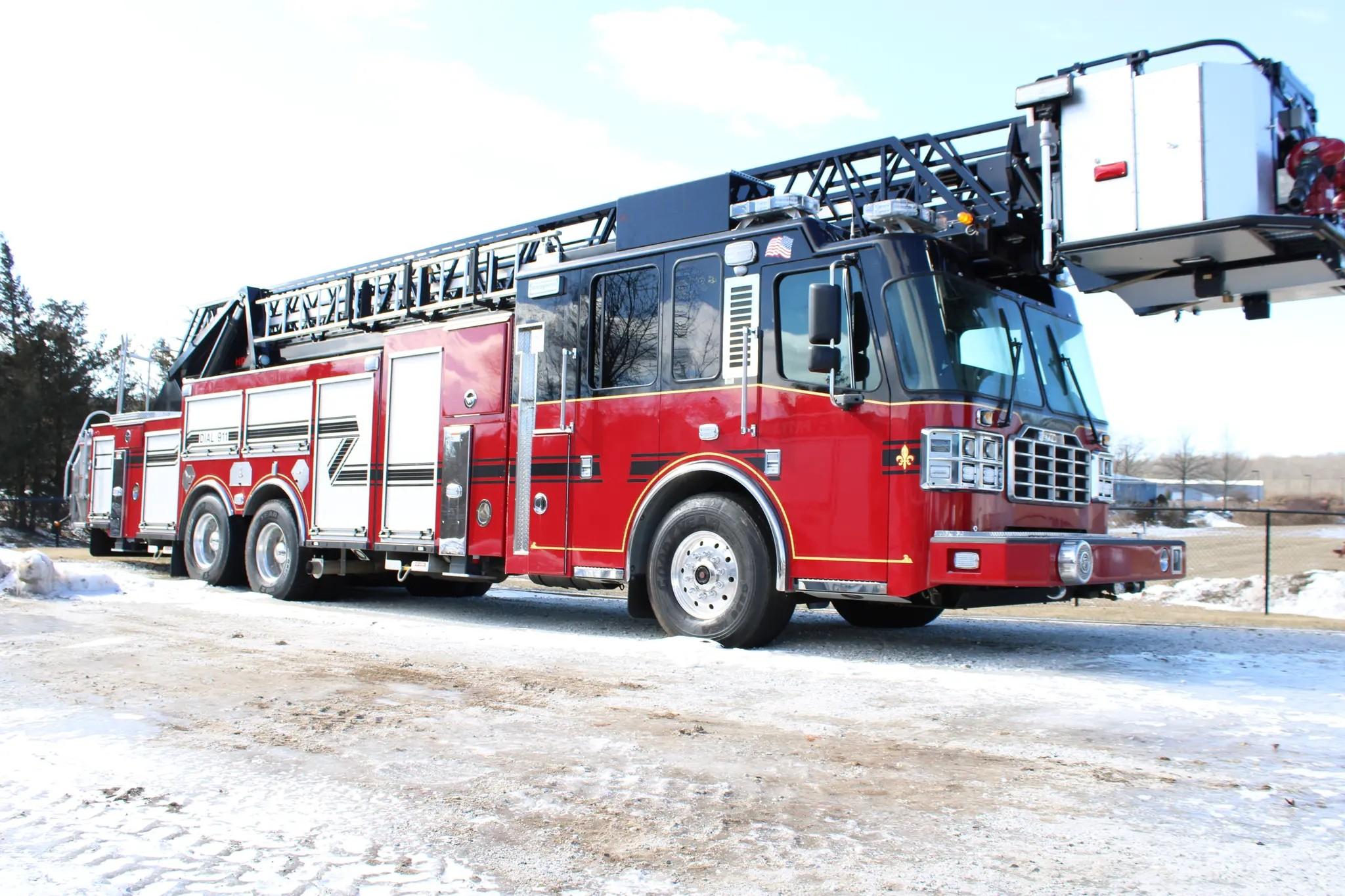 2015 Ferrara Igniter 100' Tower - image 4