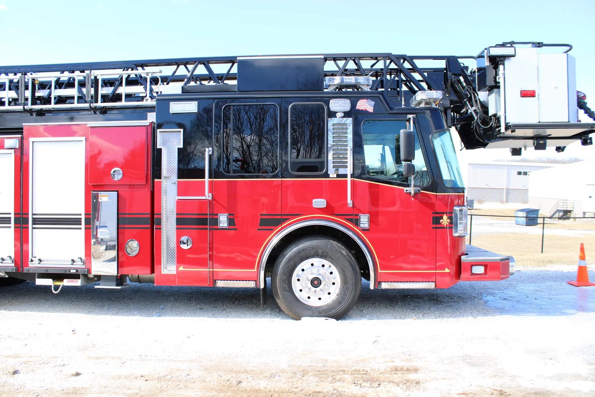 2015 Ferrara Igniter 100' Tower - image 5