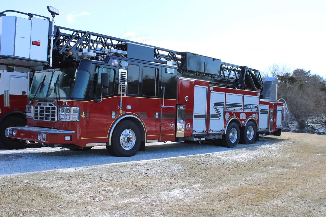 2015 Ferrara Igniter 100' Tower