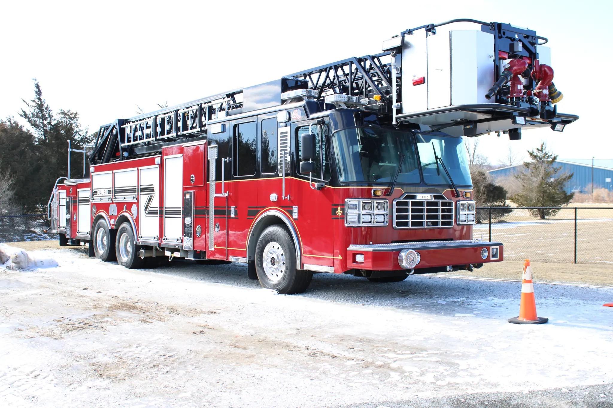 2015 Ferrara Igniter 100' Tower - image 2