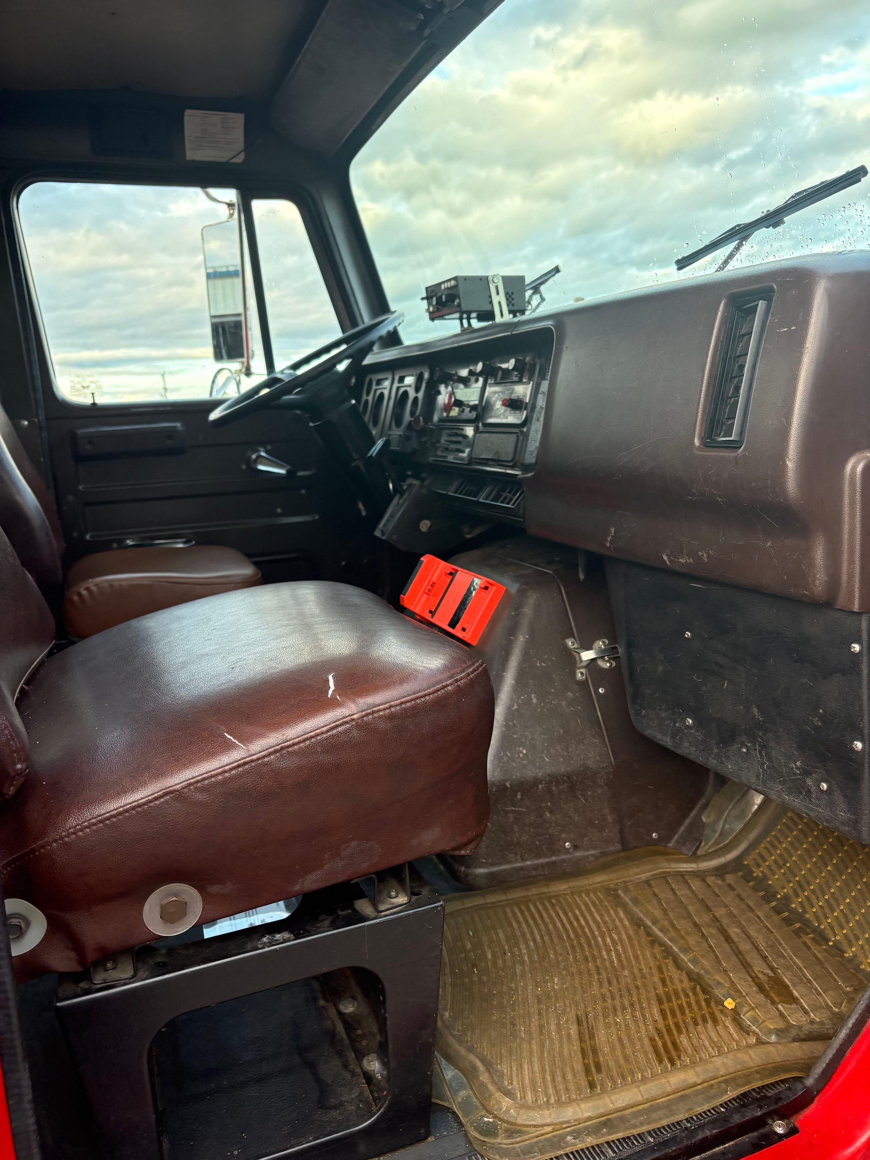 1989 International 4x4 Tanker - image 8