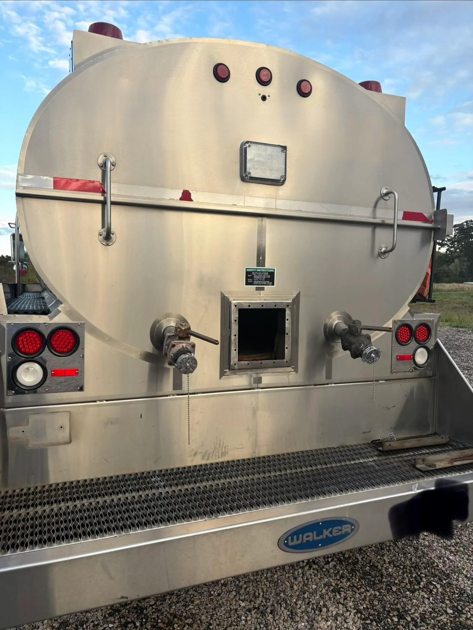 1989 International 4x4 Tanker - image 5