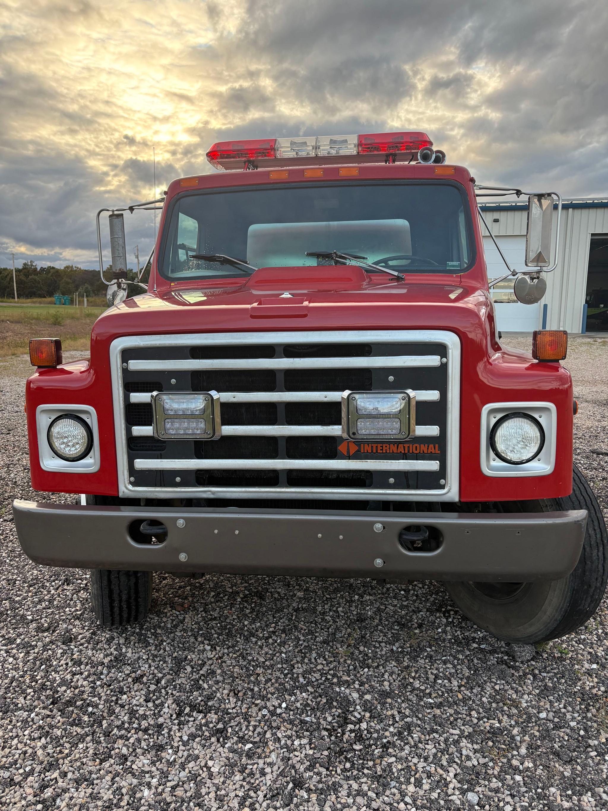 1989 International 4x4 Tanker - image 4