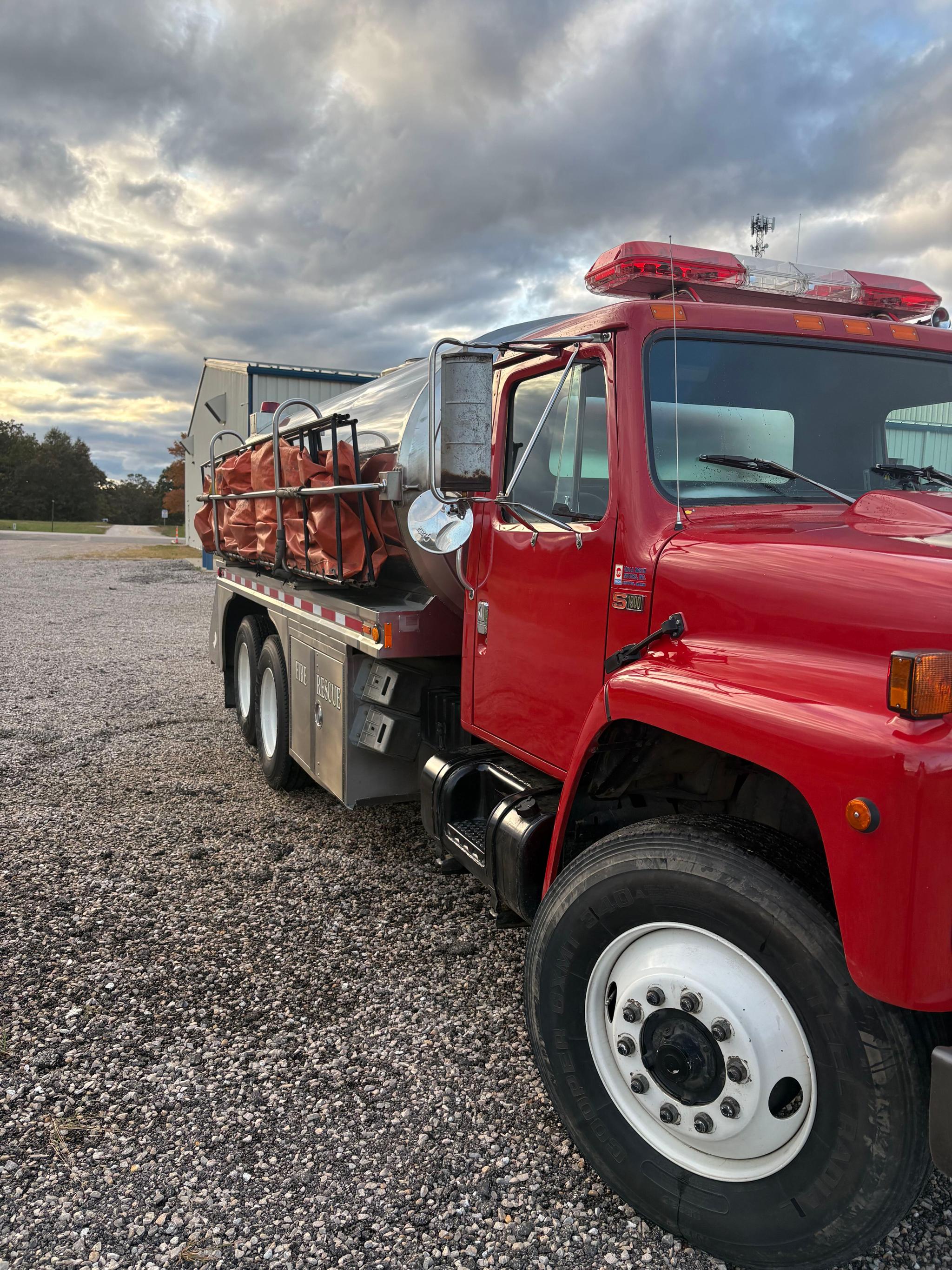 1989 International 4x4 Tanker - image 2