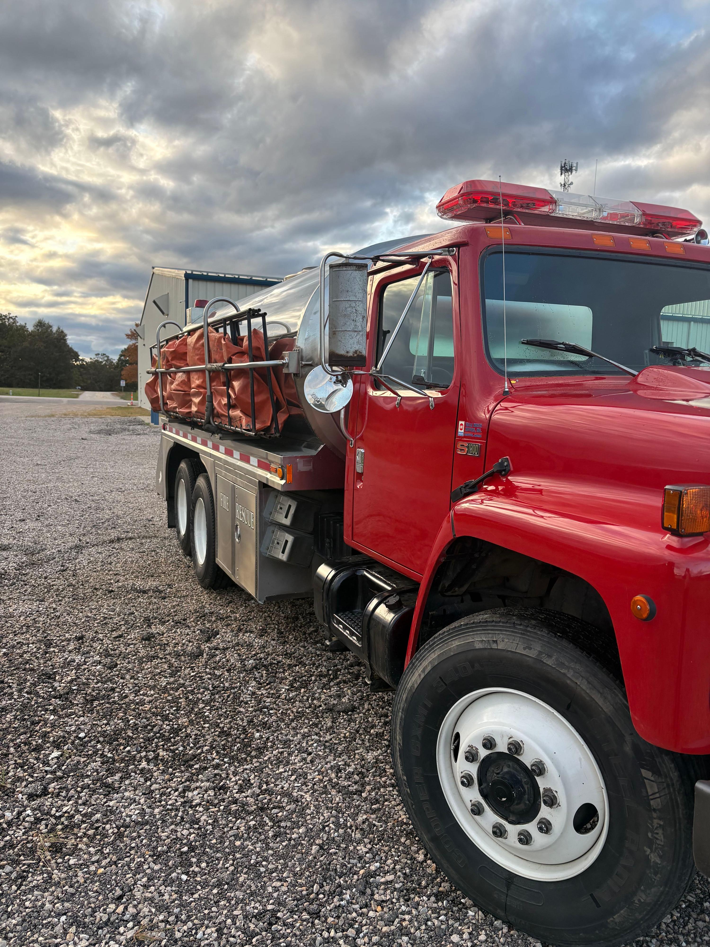 1989 International 4x4 Tanker - image 2