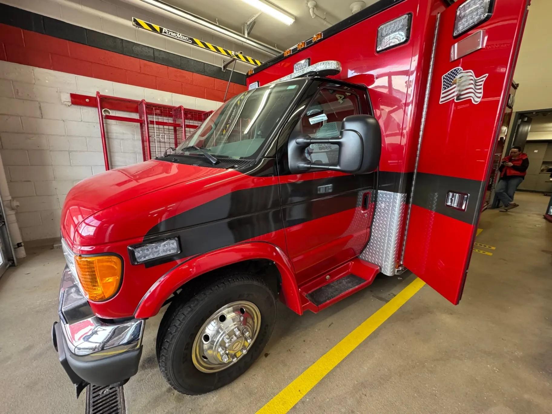 2007 MedTec Ford Type III Ambulance - image 4