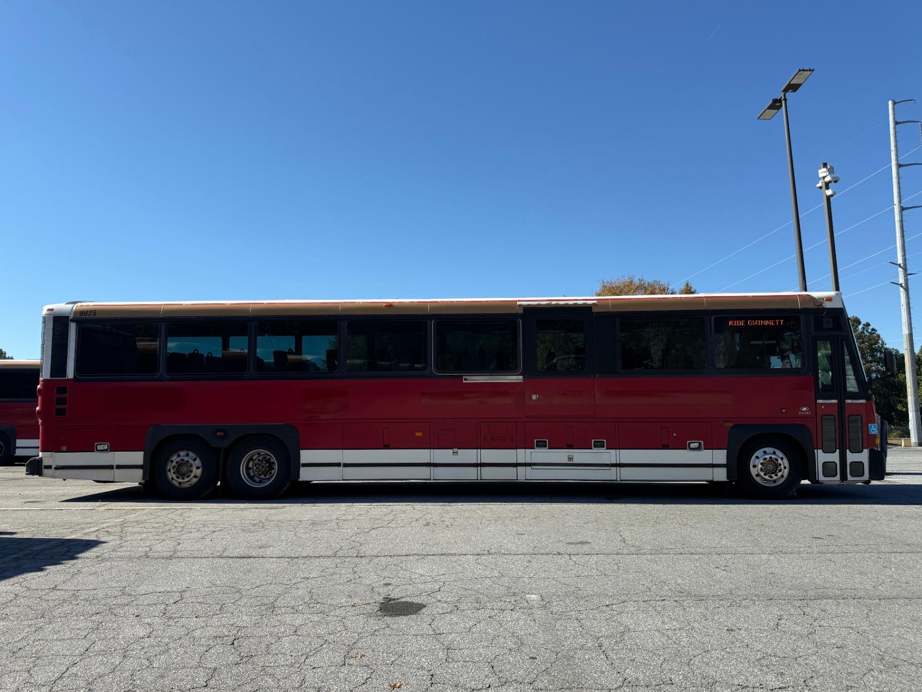 2009 MCI Passenger Bus D4500 - 9025 - image 3