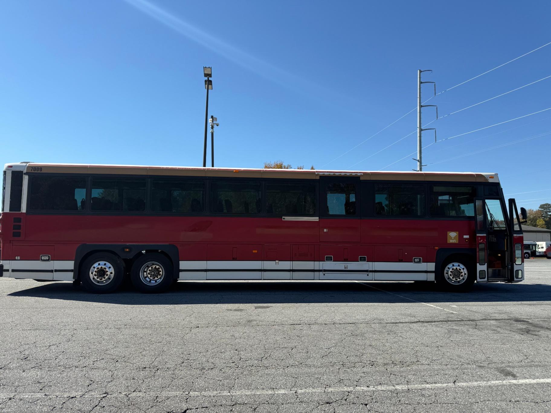 2008 Passenger Bus D4500 - 7009 - image 3