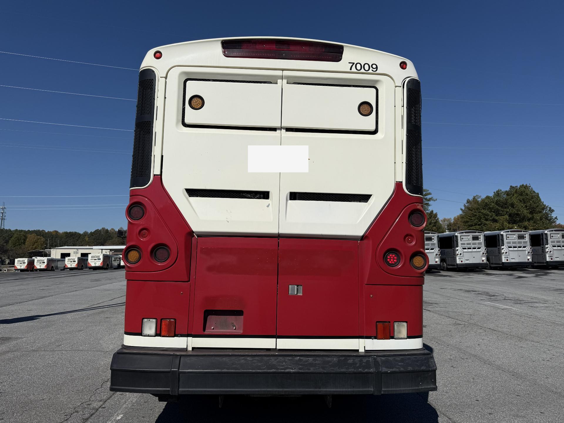 2008 Passenger Bus D4500 - 7009 - image 4