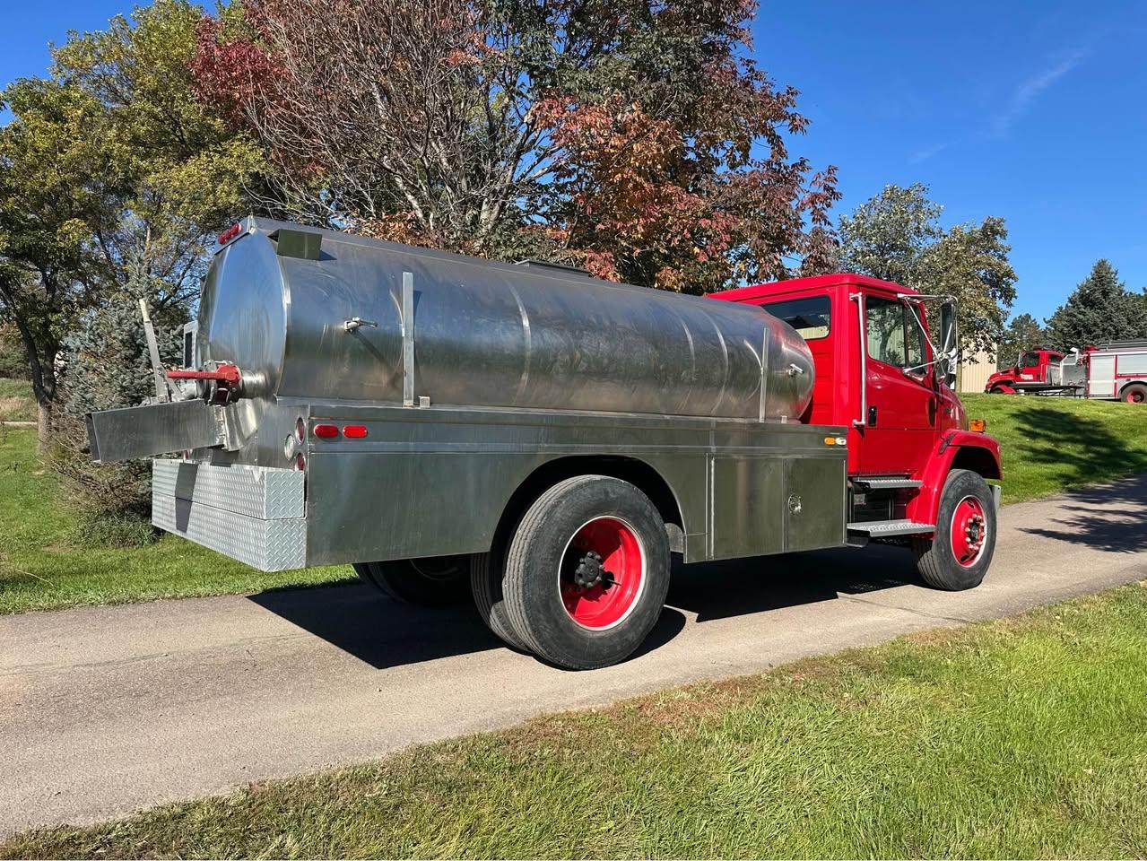 1996 Freightliner Tanker - image 2