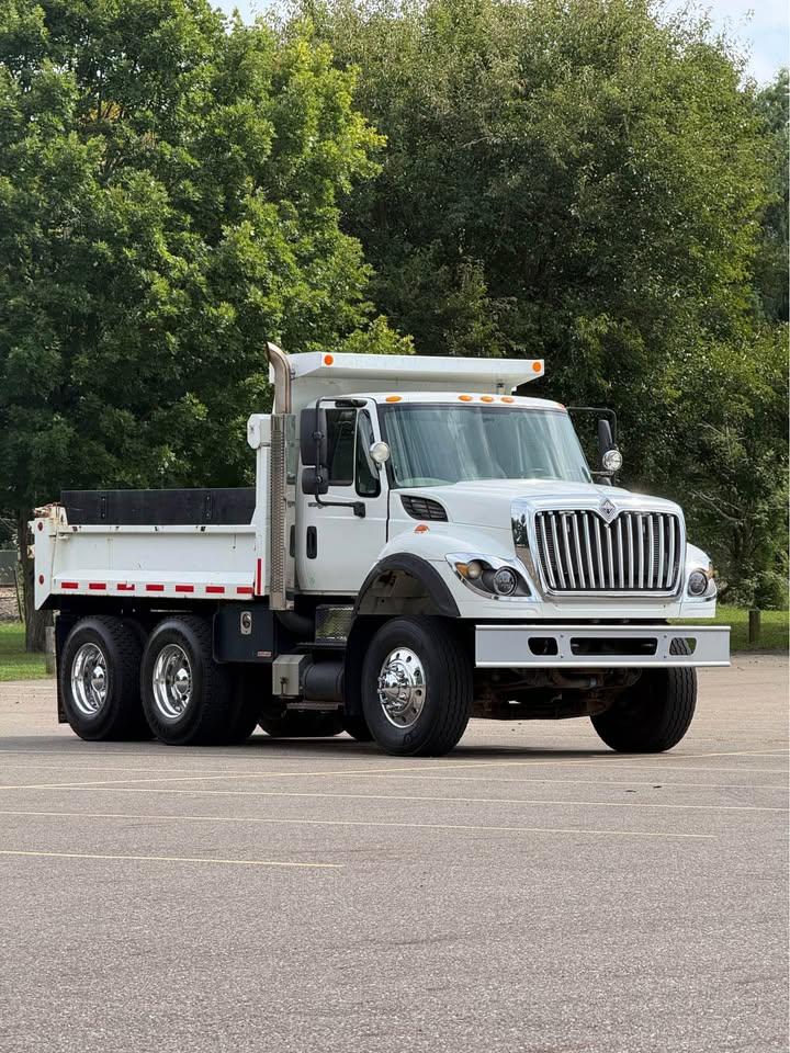 2009 International WorkStar Dump Truck - image 2