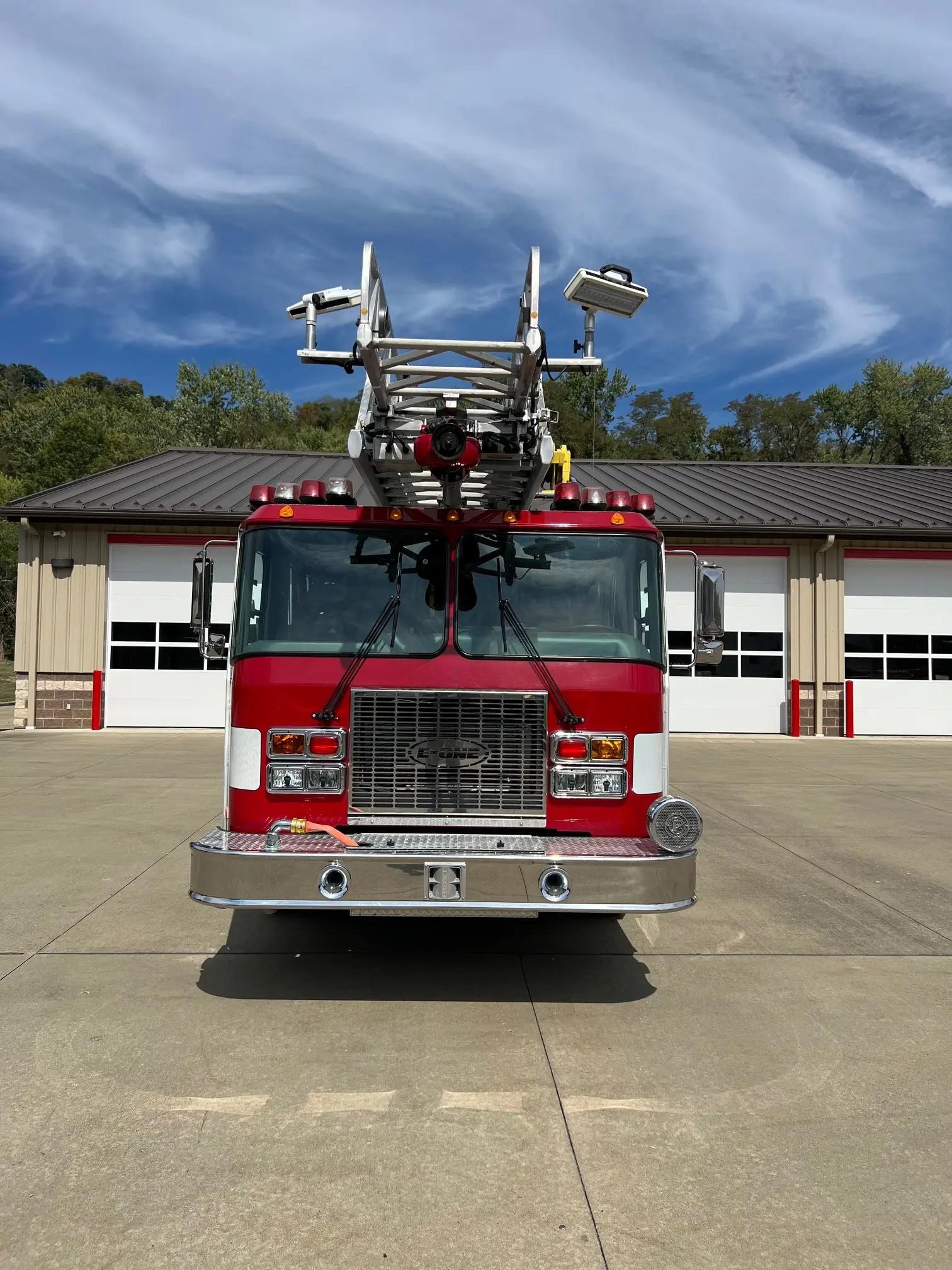 1999 E-One Cyclone Quint - image 1