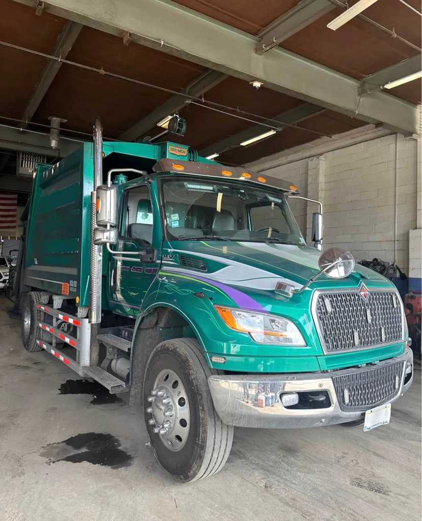 2023 International Pak-Mor Rear Loader — photo 2