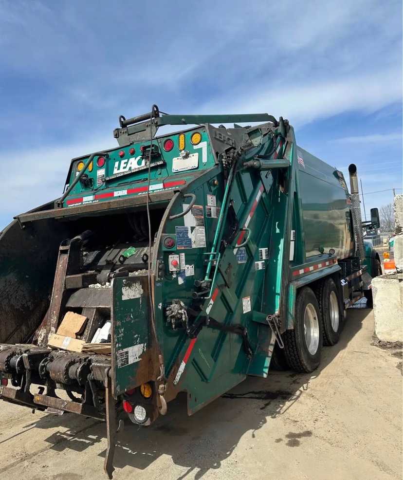 2023 Kenworth Leach Rear Loader — photo 3