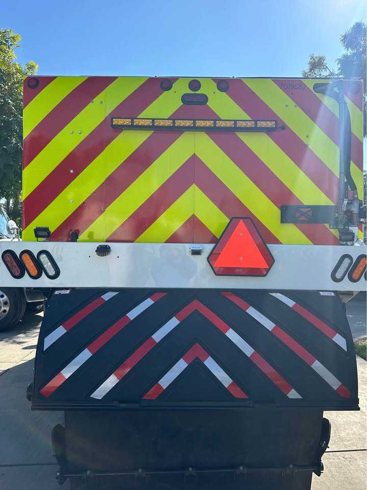 2024 Schwarze M6 Avalanche Street Sweeper - 2024 Freightliner M2 106 — photo 7