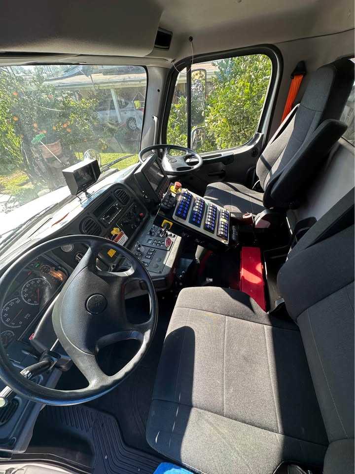 2024 Schwarze M6 Avalanche Street Sweeper - 2024 Freightliner M2 106 — photo 6