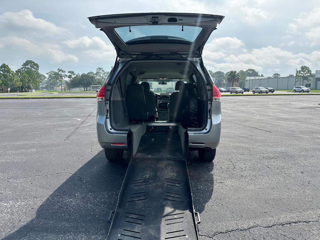 2013 Toyota Sienna Wheelchair Van - image 3