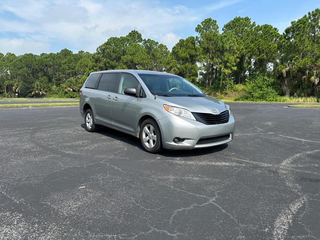 2013 Toyota Sienna Wheelchair Van - image 5