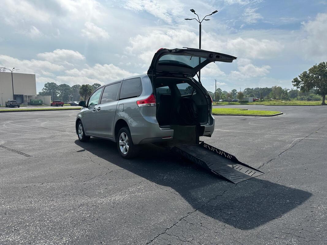 2013 Toyota Sienna Wheelchair Van - image 2