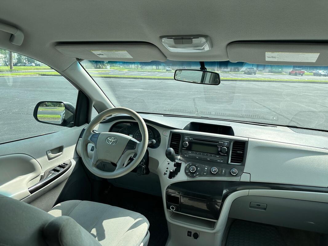2013 Toyota Sienna Wheelchair Van - image 7