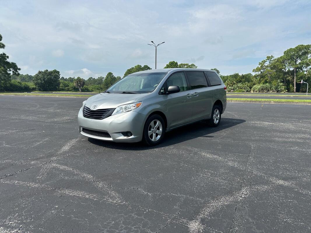 2013 Toyota Sienna Wheelchair Van - image 4
