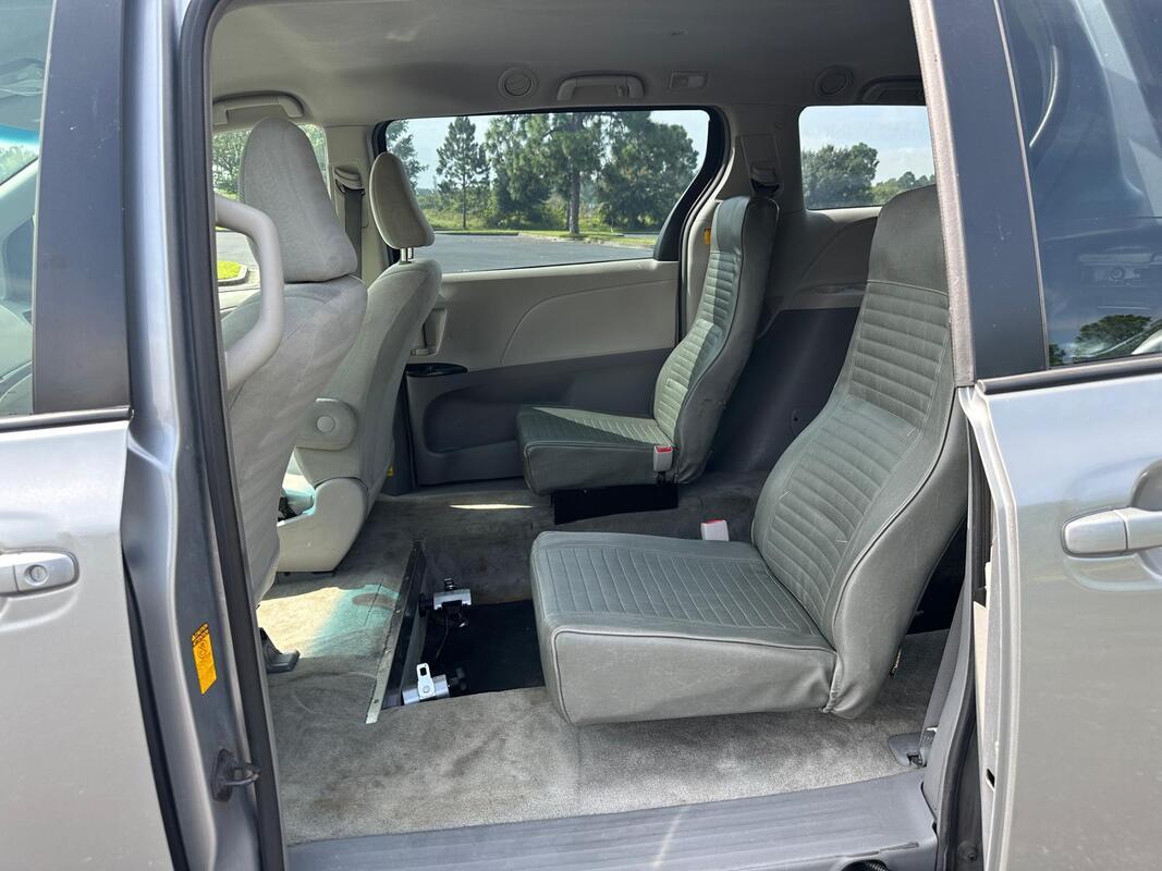 2013 Toyota Sienna Wheelchair Van - image 8