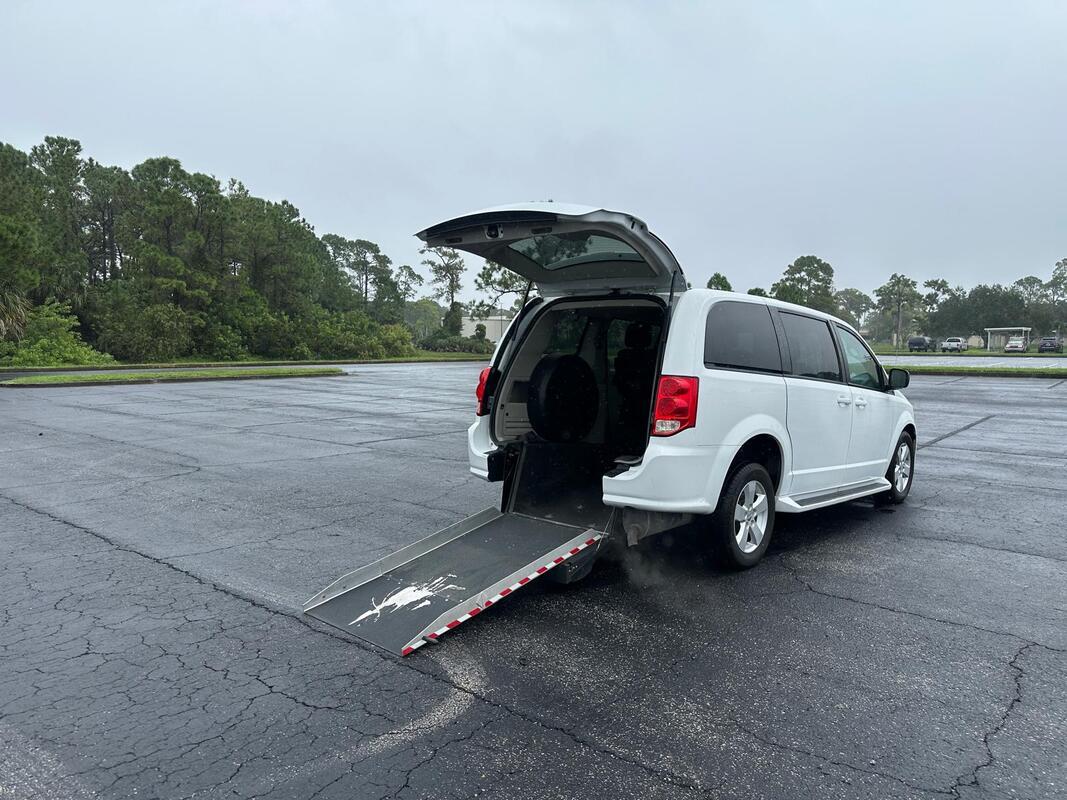 2018 Dodge Grand Caravan Wheelchair Van - image 8