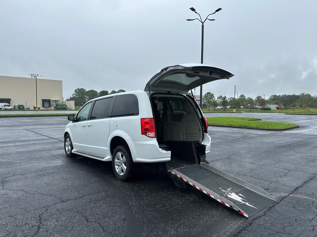 2018 Dodge Grand Caravan Wheelchair Van - image 7