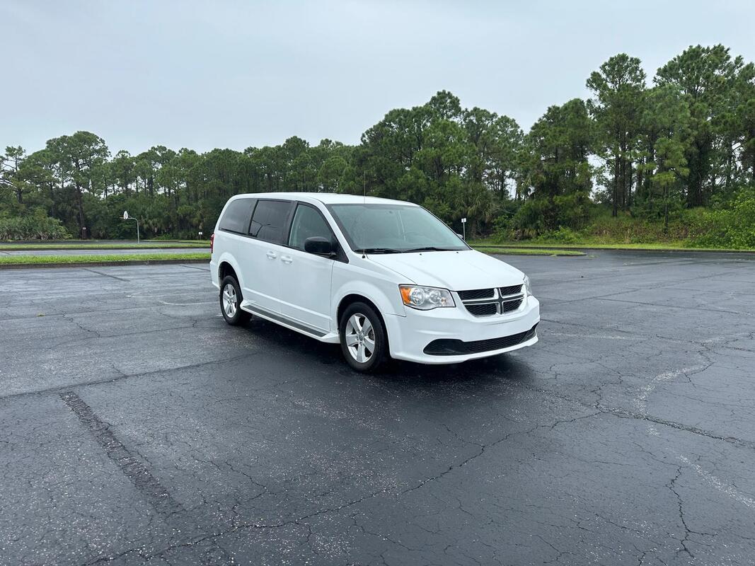 2018 Dodge Grand Caravan Wheelchair Van - image 2