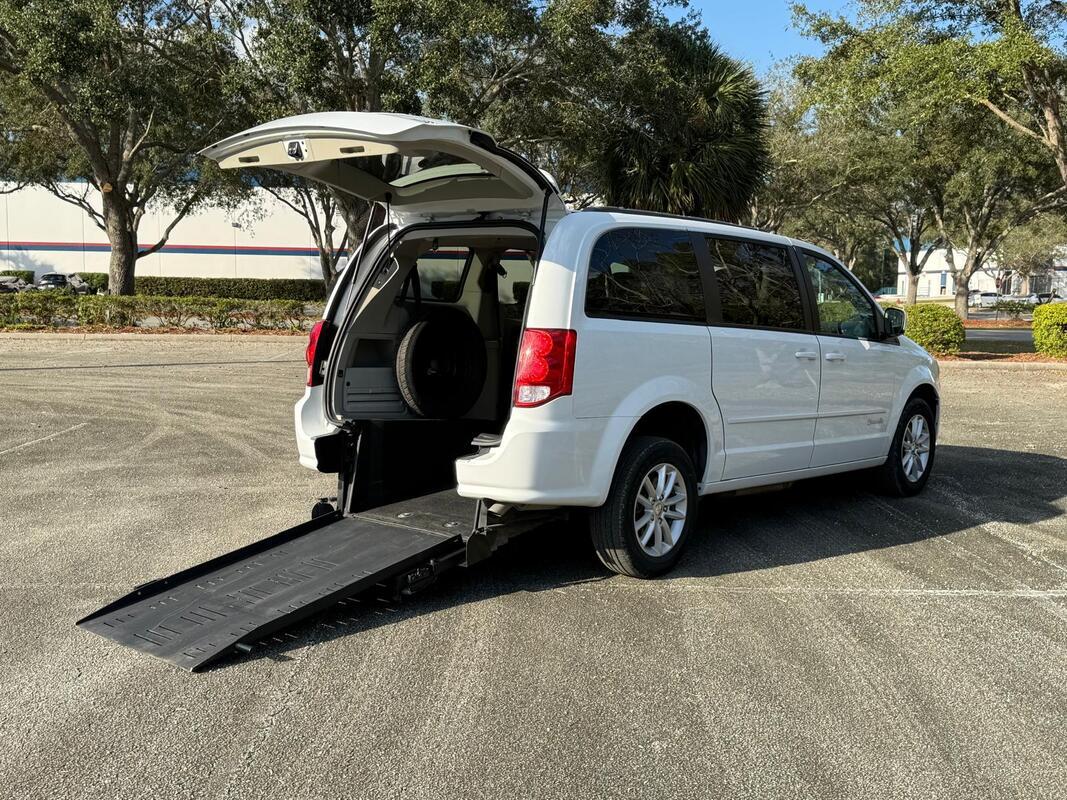 2016 Dodge Grand Caravan Wheelchair Van - image 7