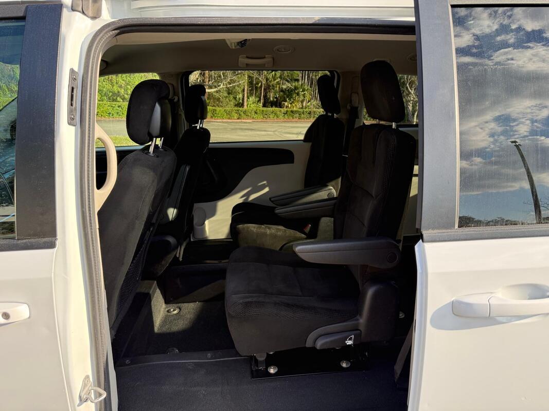 2016 Dodge Grand Caravan Wheelchair Van - image 5